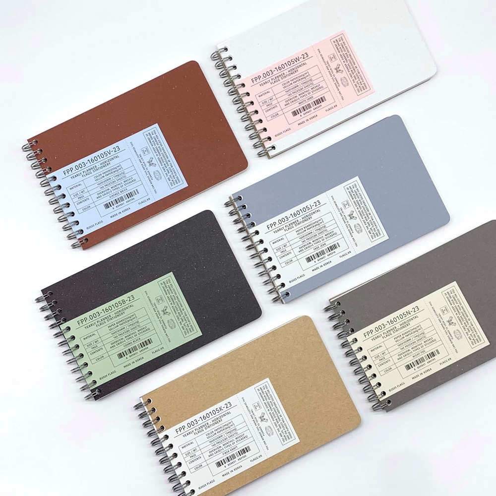 Alle Farbversionen des Yearly Planners aufgereiht vor weissem Hintergrund.